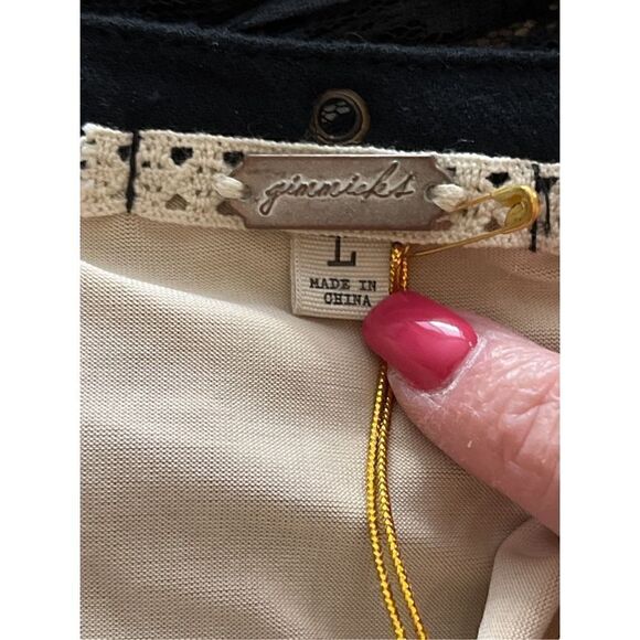 Jinnicks Women’s Black Lace Top w/ Gold Studds Size Large - Picture 10 of 12